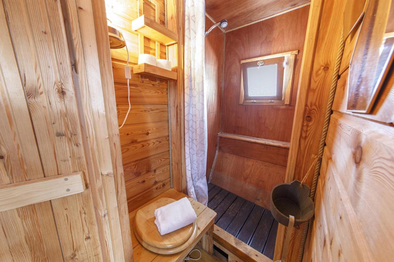 Logement Insolite La Toue Cabanee Centre Ville Angers Exterior photo