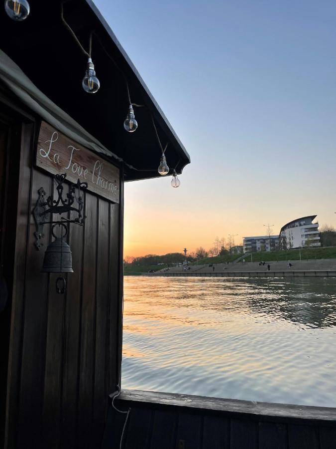 Logement Insolite La Toue Cabanee Centre Ville Angers Exterior photo